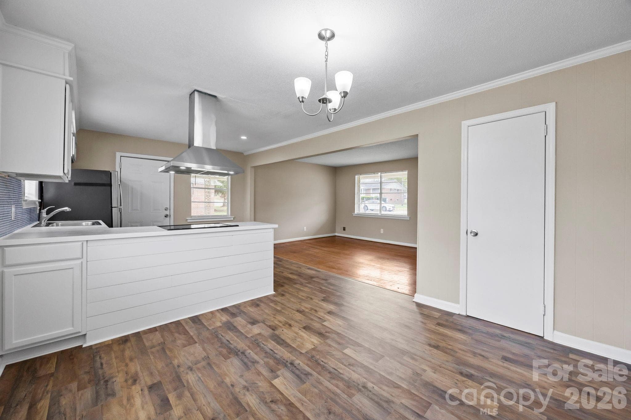 Single Family Residence at 219 Dixon Drive, Columbia, photo 4 of 14