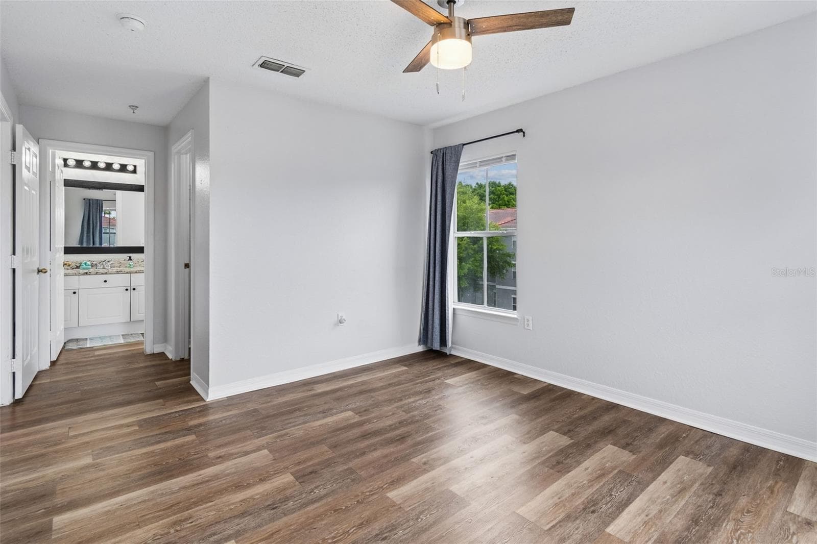 Primary Bedroom toward Primary Bathroom - 18001 RICHMOND PLACE DR #1030, TAMPA
