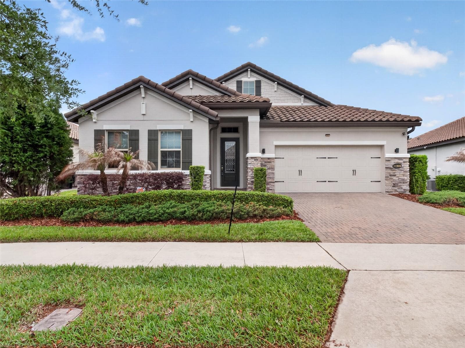 Landscaped Front Yard - 11209 LEMON LAKE BLVD, ORLANDO