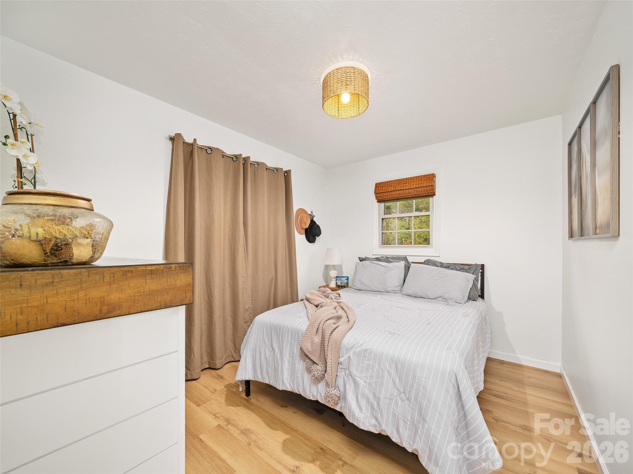 Beautifully updated guestroom - 1030 Hughes Gap Road, Bakersville