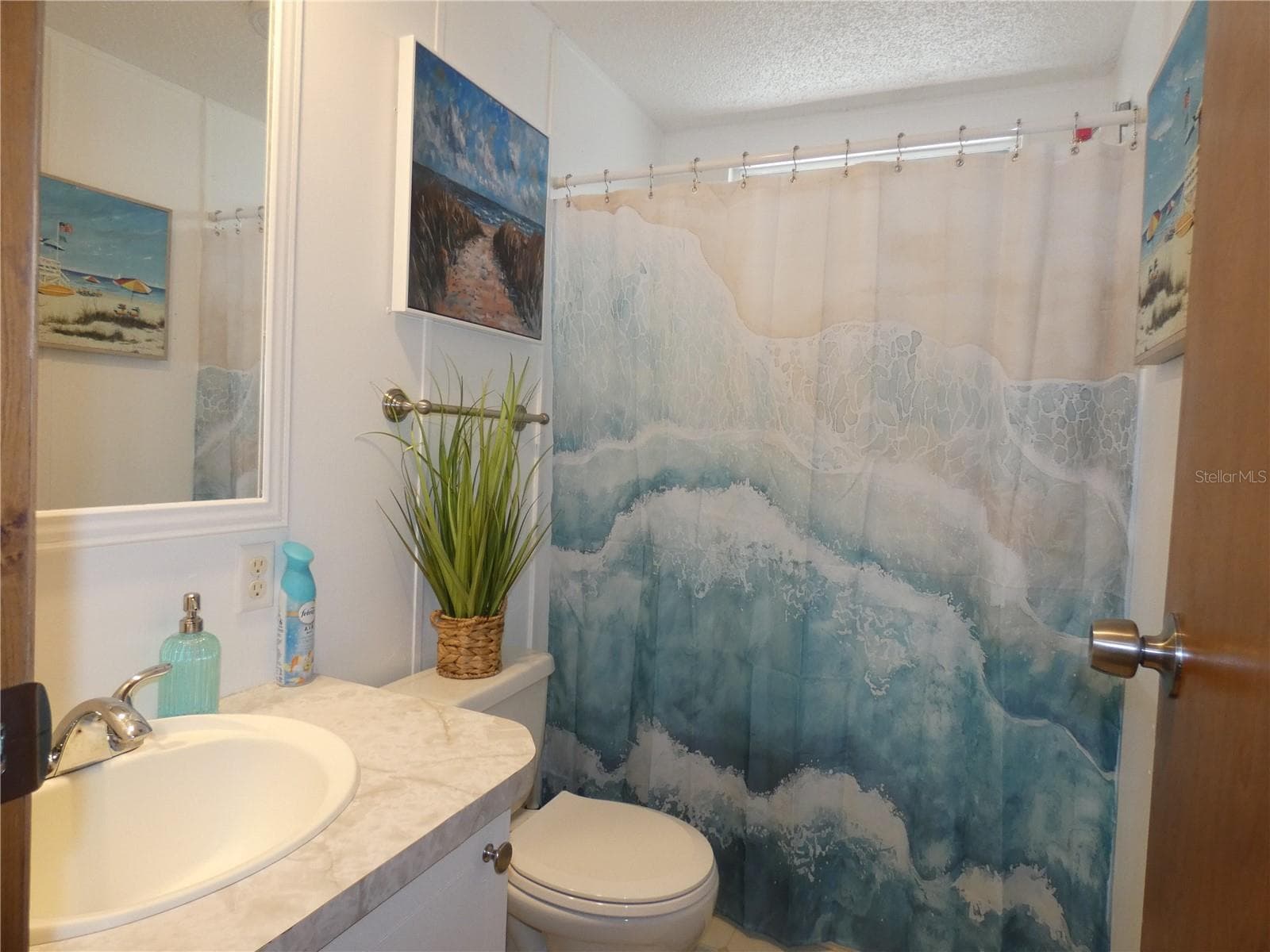 Guest Bathroom with bathtub/shower. - 6814 GULL LN, HUDSON