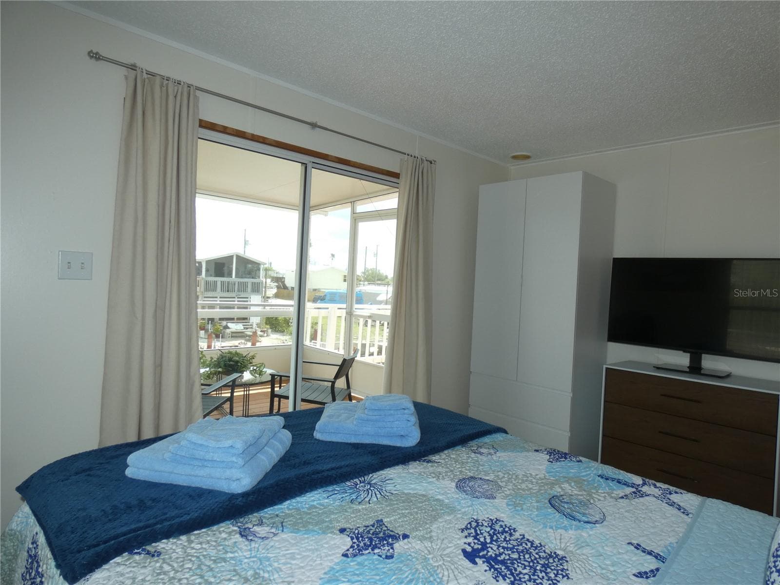3rd bedroom with beautiful water front views. - 6814 GULL LN, HUDSON