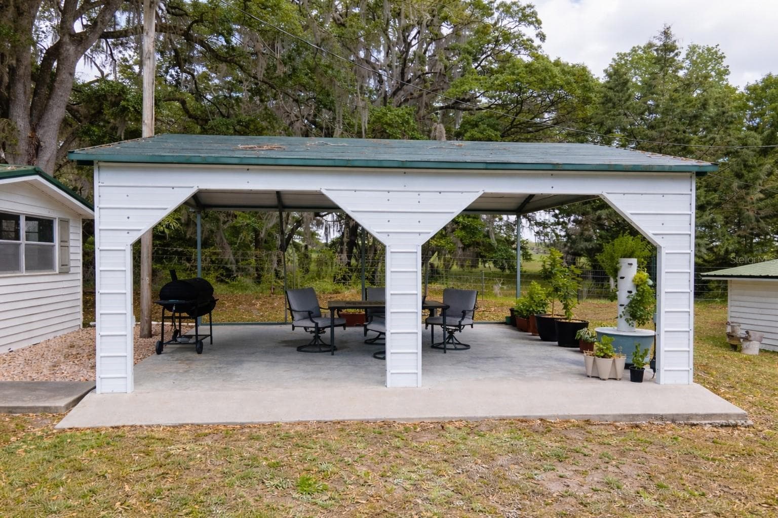 Pole Barn/ grill area - 7893 S US HIGHWAY 441, LAKE CITY