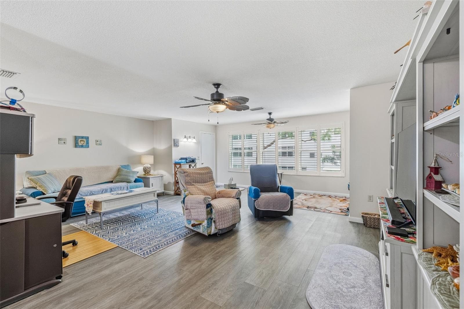 Wide living room with natural light - 5521 80TH ST N #212, ST PETERSBURG