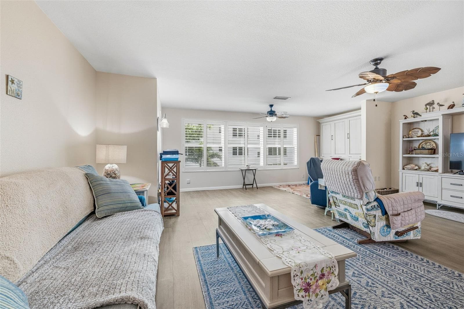 Living room with comfortable layout and seating space - 5521 80TH ST N #212, ST PETERSBURG