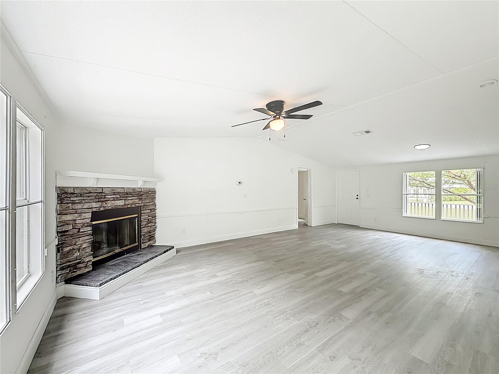 Manufactured Home at 8331 COUNTY ROAD 109, LADY LAKE, photo 14 of 32