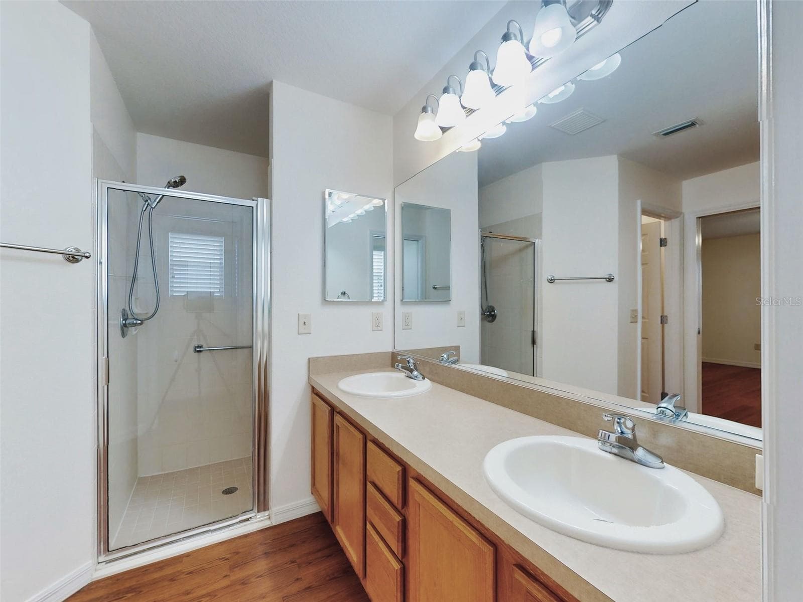 Primary Bath w/ Dual Sinks & Step-in Shower - 1521 HOLLYBERRY PL, THE VILLAGES
