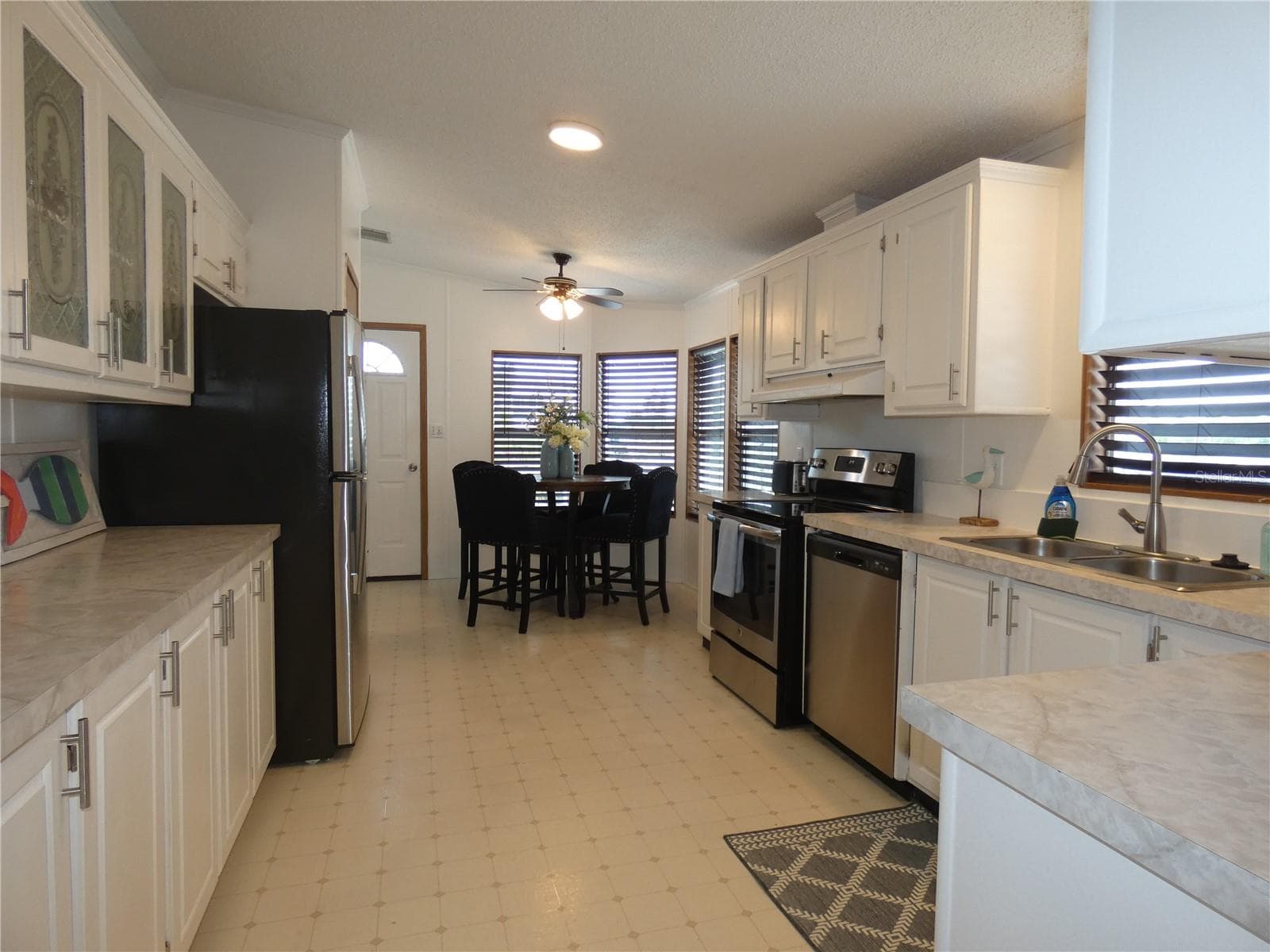Beautiful glass cabinets. - 6814 GULL LN, HUDSON