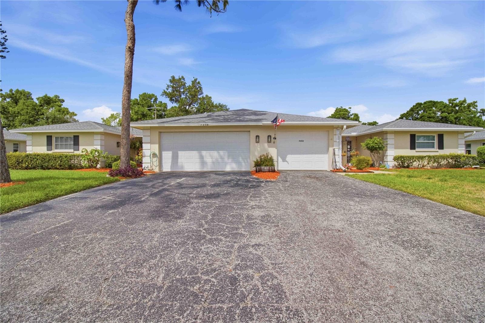 Double Garage - 7354 W COUNTRY CLUB DR N, SARASOTA