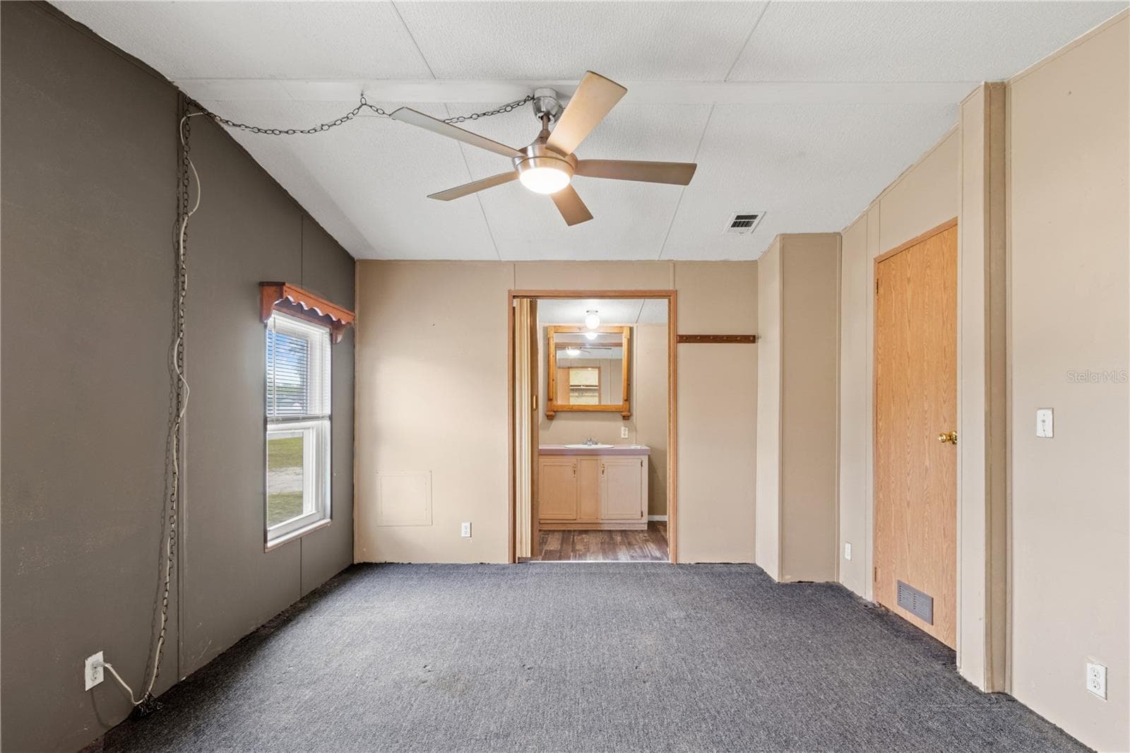 Manufactured Home at 1371 NW 12TH LN, LAKE PANASOFFKEE, photo 12 of 37