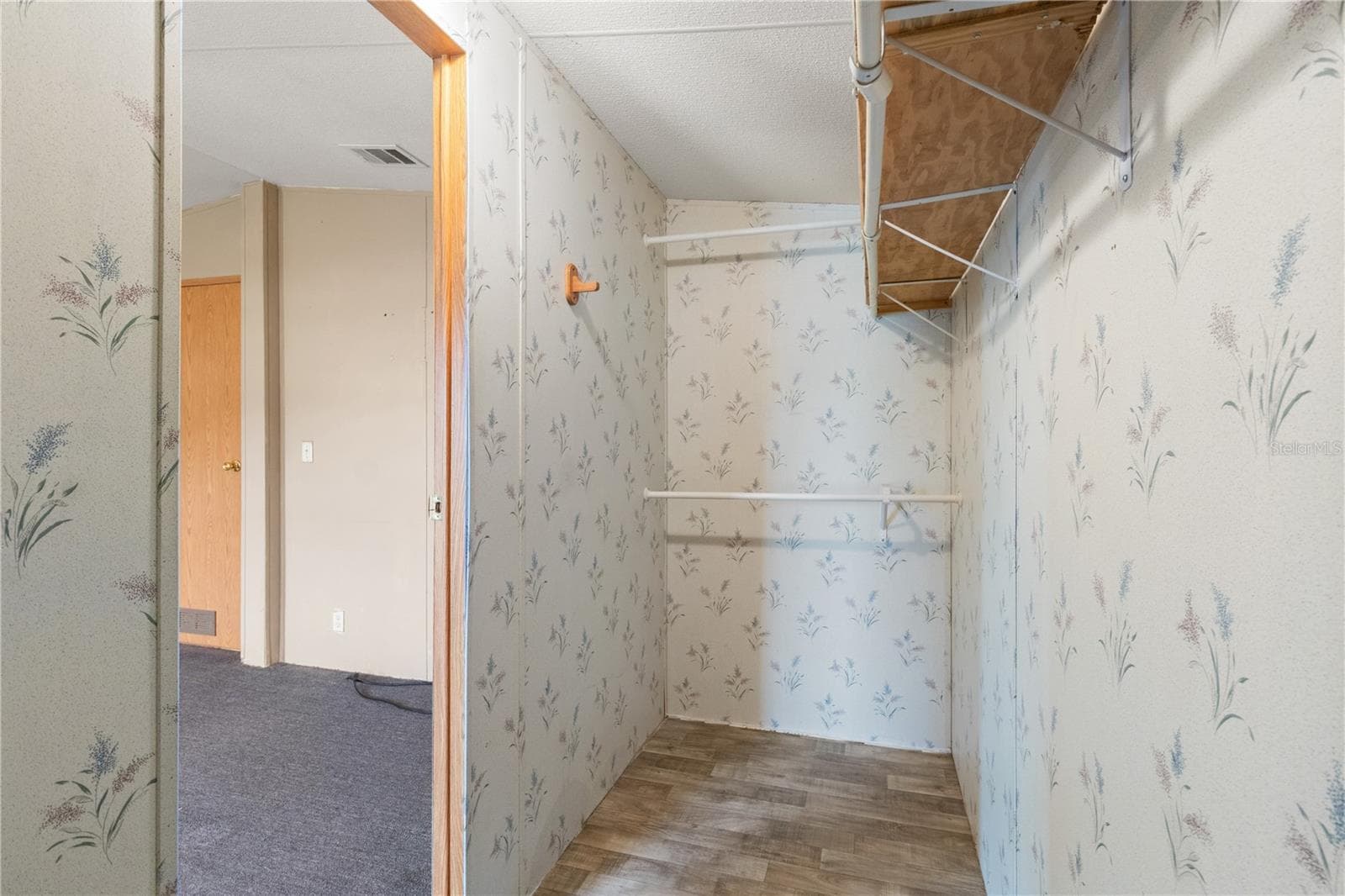 Manufactured Home at 1371 NW 12TH LN, LAKE PANASOFFKEE, photo 16 of 37