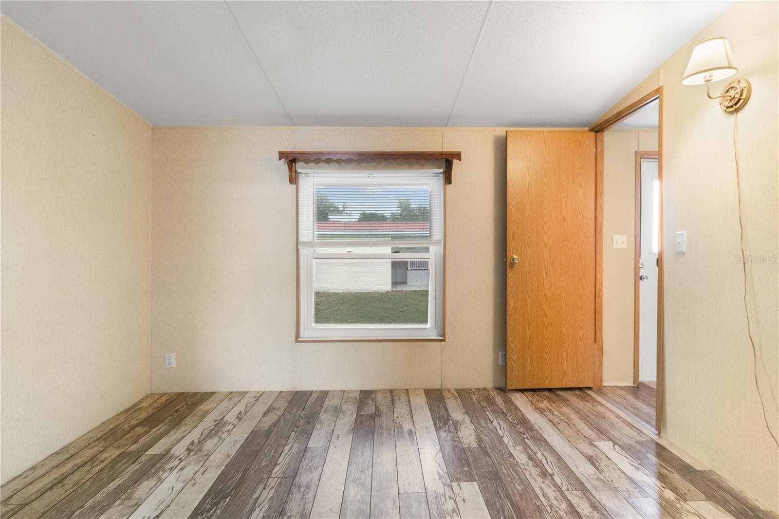 Manufactured Home at 1371 NW 12TH LN, LAKE PANASOFFKEE, photo 19 of 37