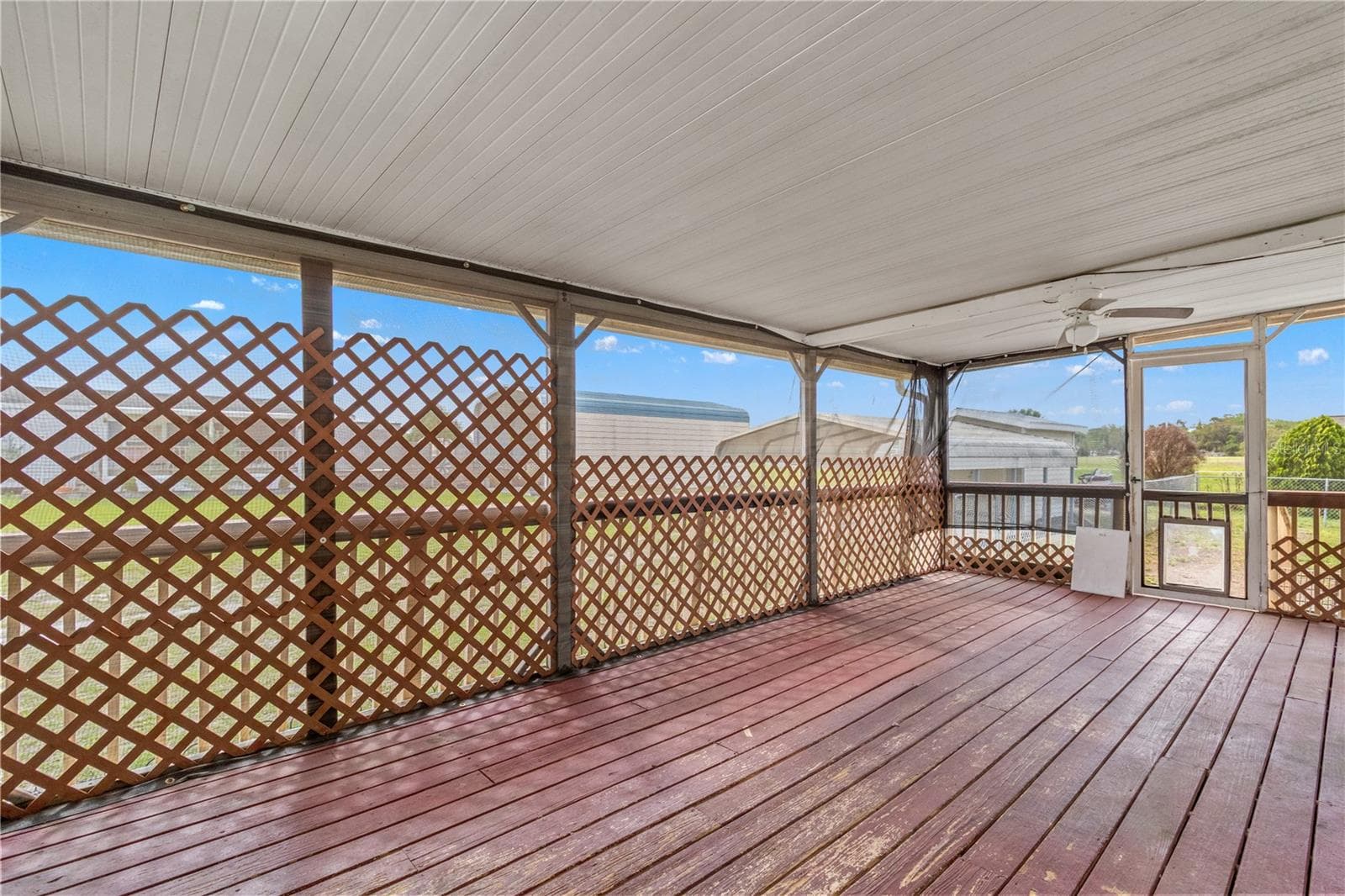 Covered porch - 1371 NW 12TH LN, LAKE PANASOFFKEE