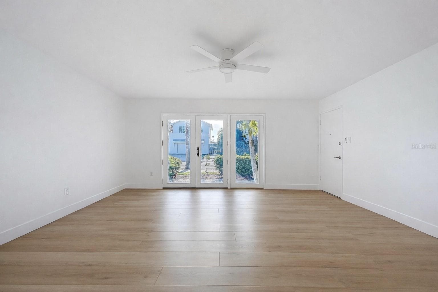LIVING ROOM WITH WATER VIEW - 1800 PASS-A-GRILLE WAY #2, ST PETE BEACH