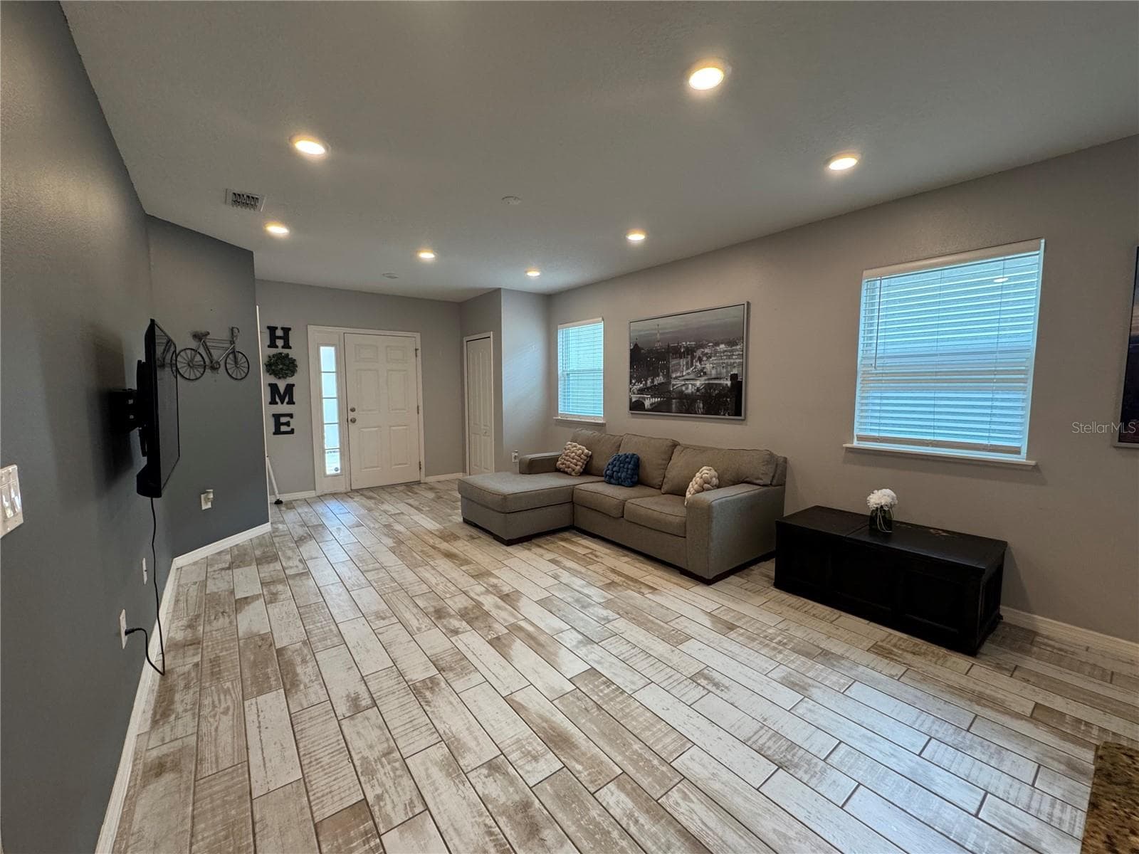 Single Family Residence at 118 HURST CT, DELAND, photo 4 of 24