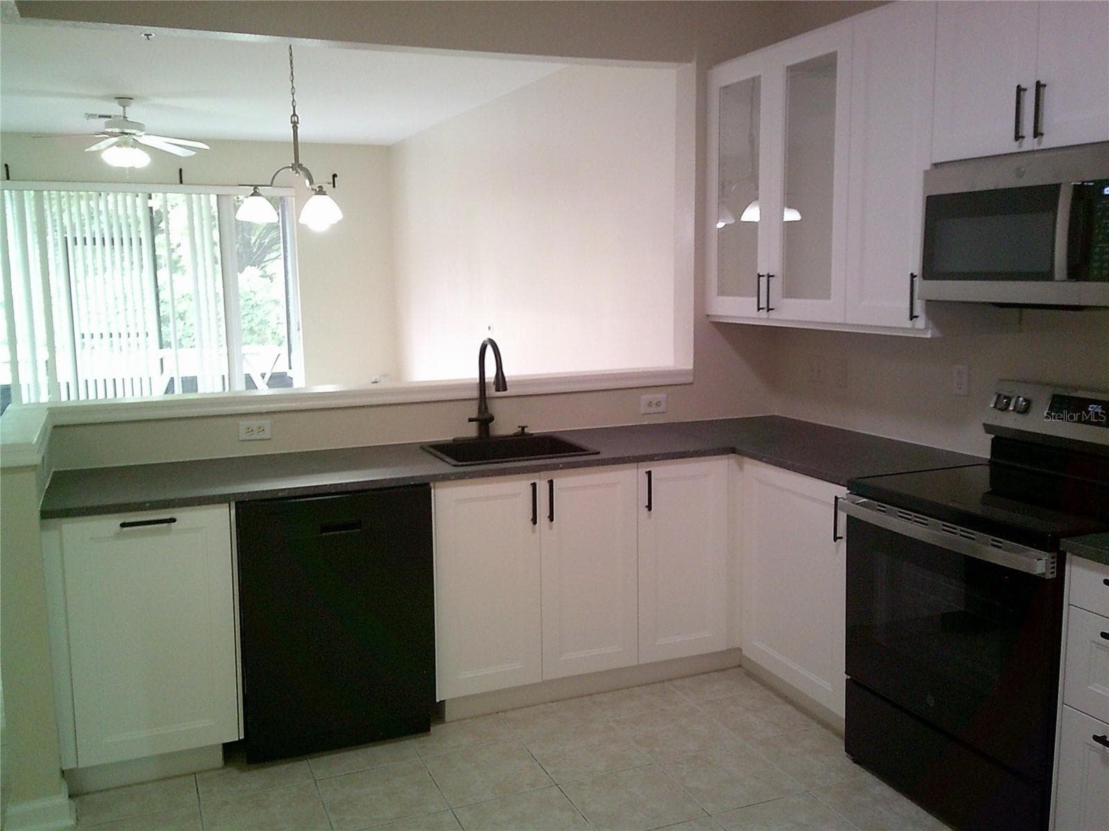 Kitchen opens to Family Room / Dining Room - 6292 TWAIN ST #107, ORLANDO