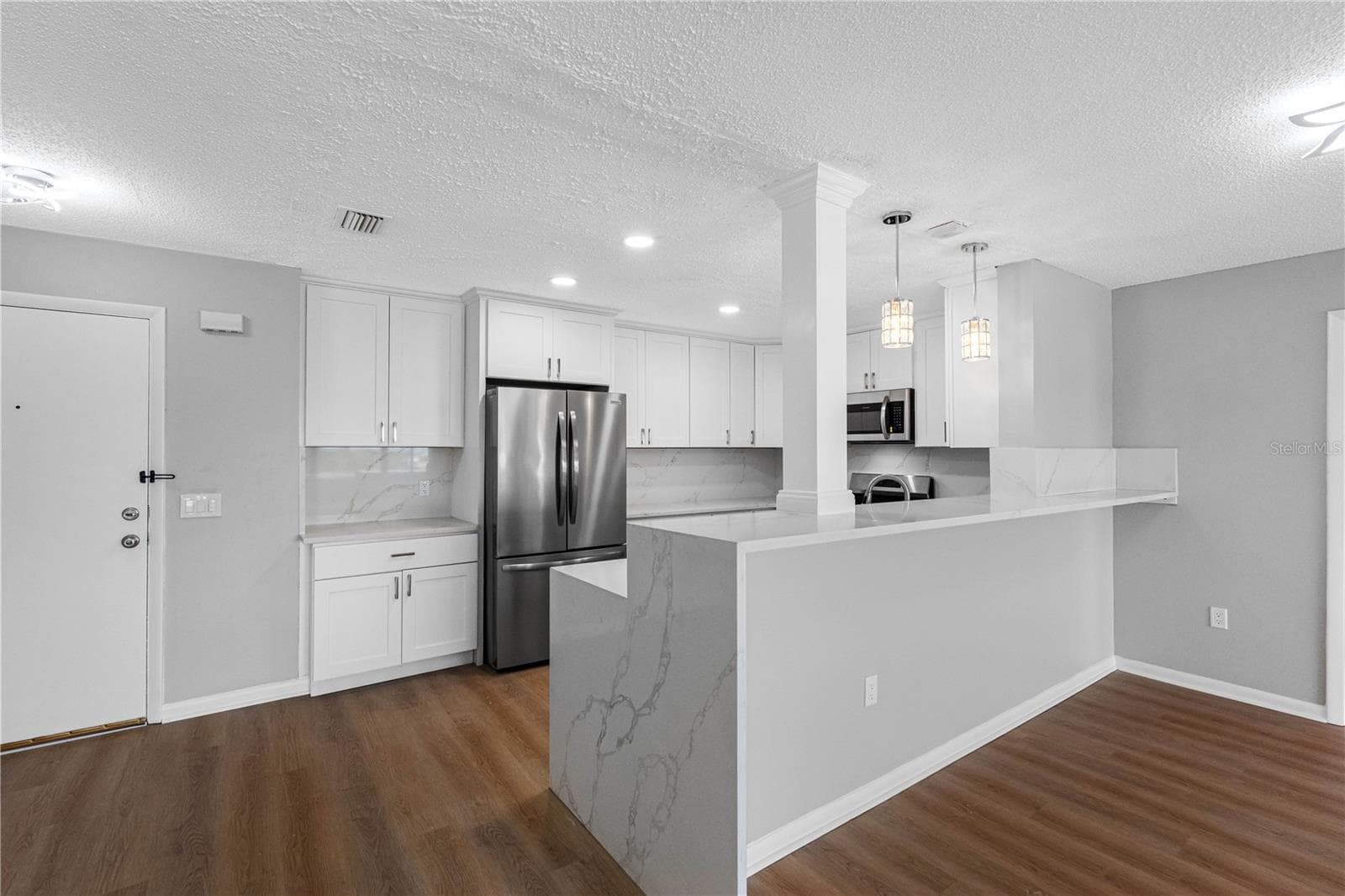 Casual Bar Dining - 100 BLUFF VIEW DR #404C, BELLEAIR BLUFFS