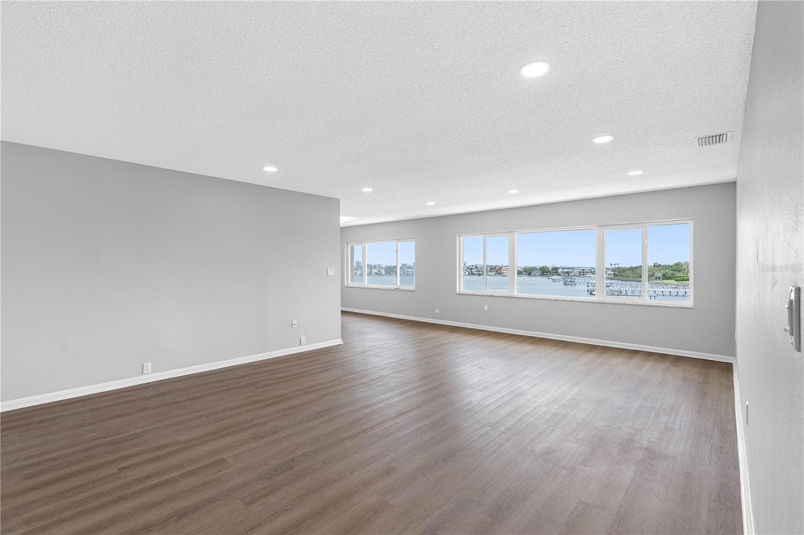 Living Room - 100 BLUFF VIEW DR #404C, BELLEAIR BLUFFS