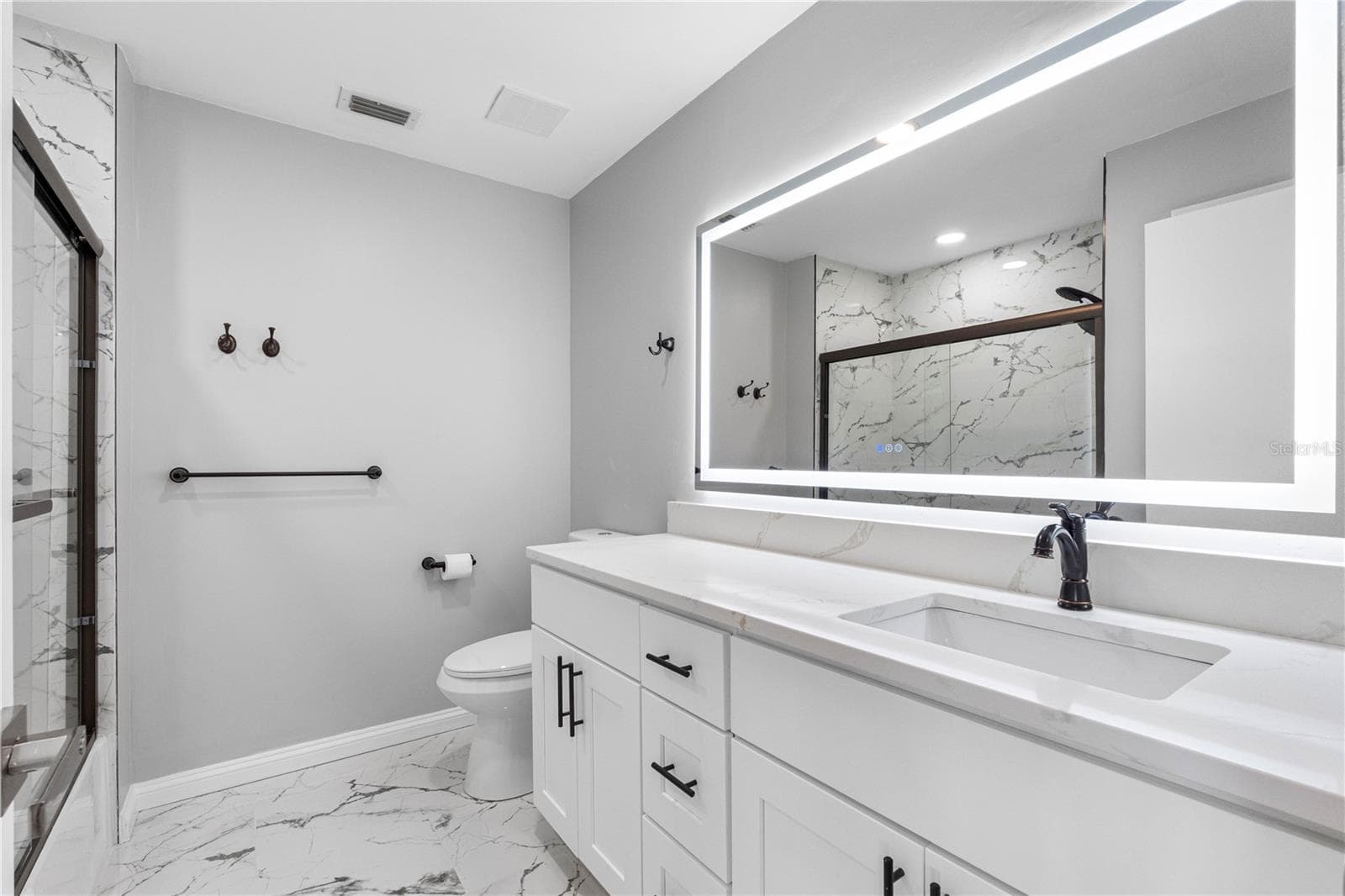 Guest Bathroom - 100 BLUFF VIEW DR #404C, BELLEAIR BLUFFS