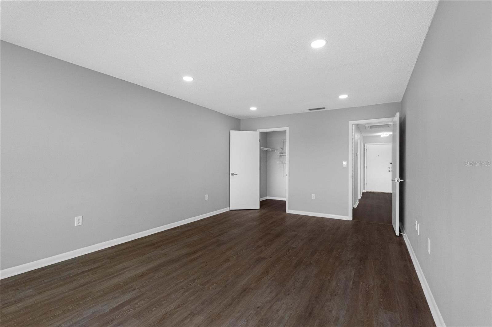 Guest Bedroom with Walk-In Closet - 100 BLUFF VIEW DR #404C, BELLEAIR BLUFFS