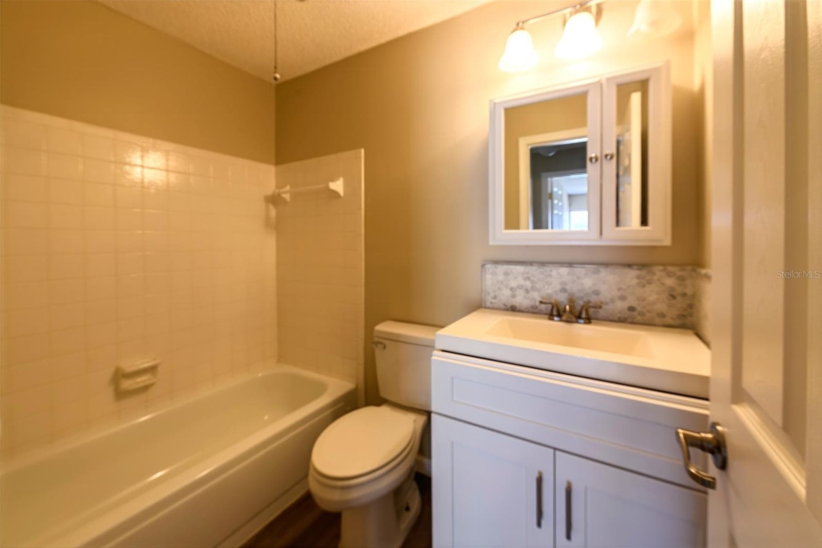 Hall bath with tub & shower. - 1308 13TH CIR SE, LARGO