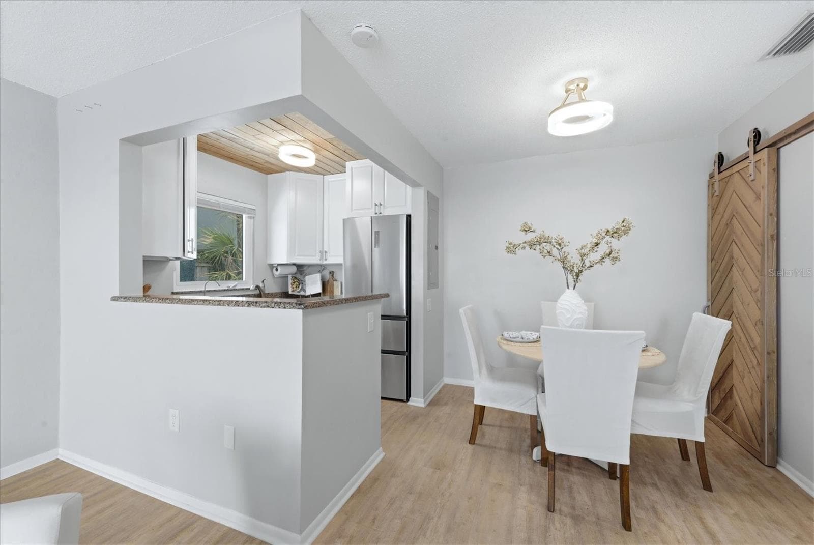 Villa at 405 MENENDEZ ST, VENICE, photo 9 of 34