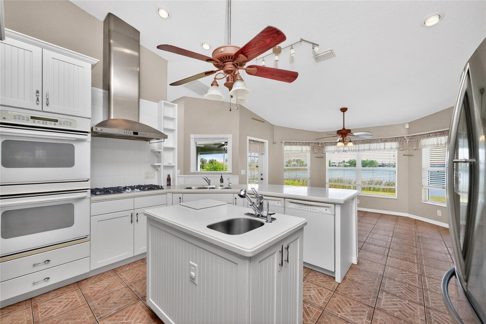 Single Family Residence at 7110 SAN CASA DR, ENGLEWOOD, photo 16 of 43