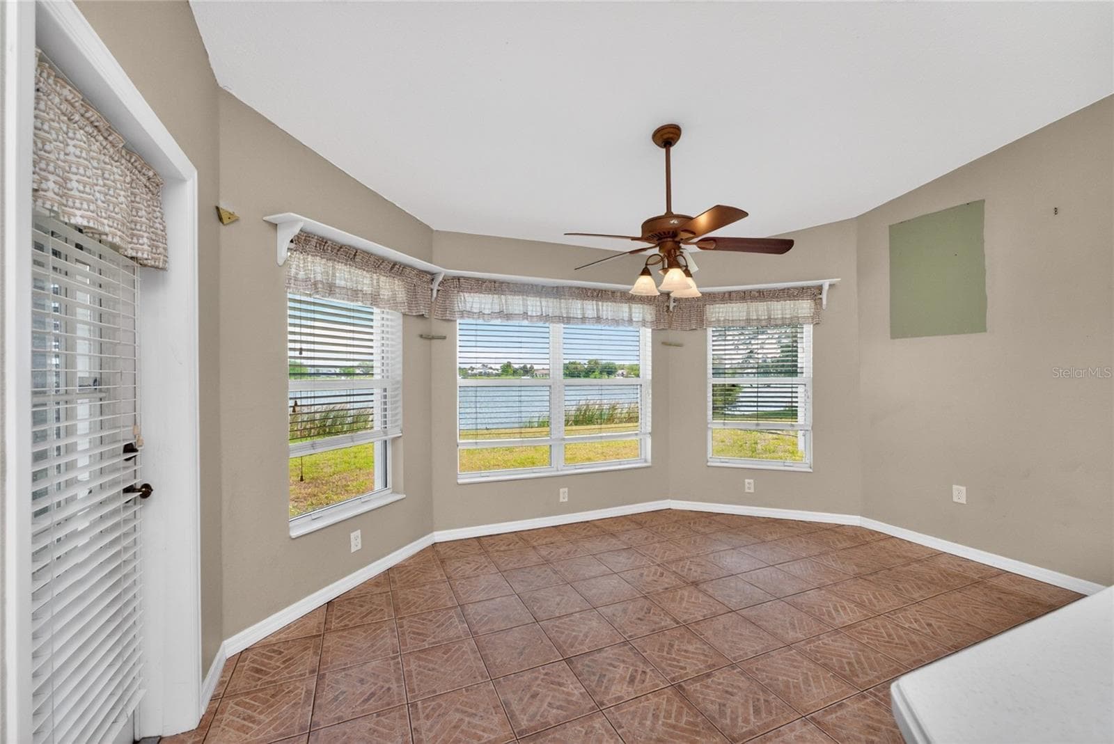 Breakfast nook - 7110 SAN CASA DR, ENGLEWOOD