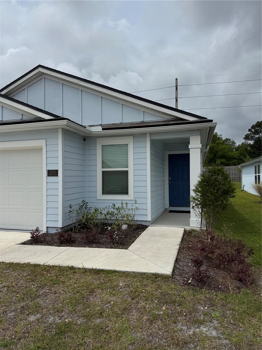 Front exterior porch - 203 CHESTERWOOD RD, ST AUGUSTINE