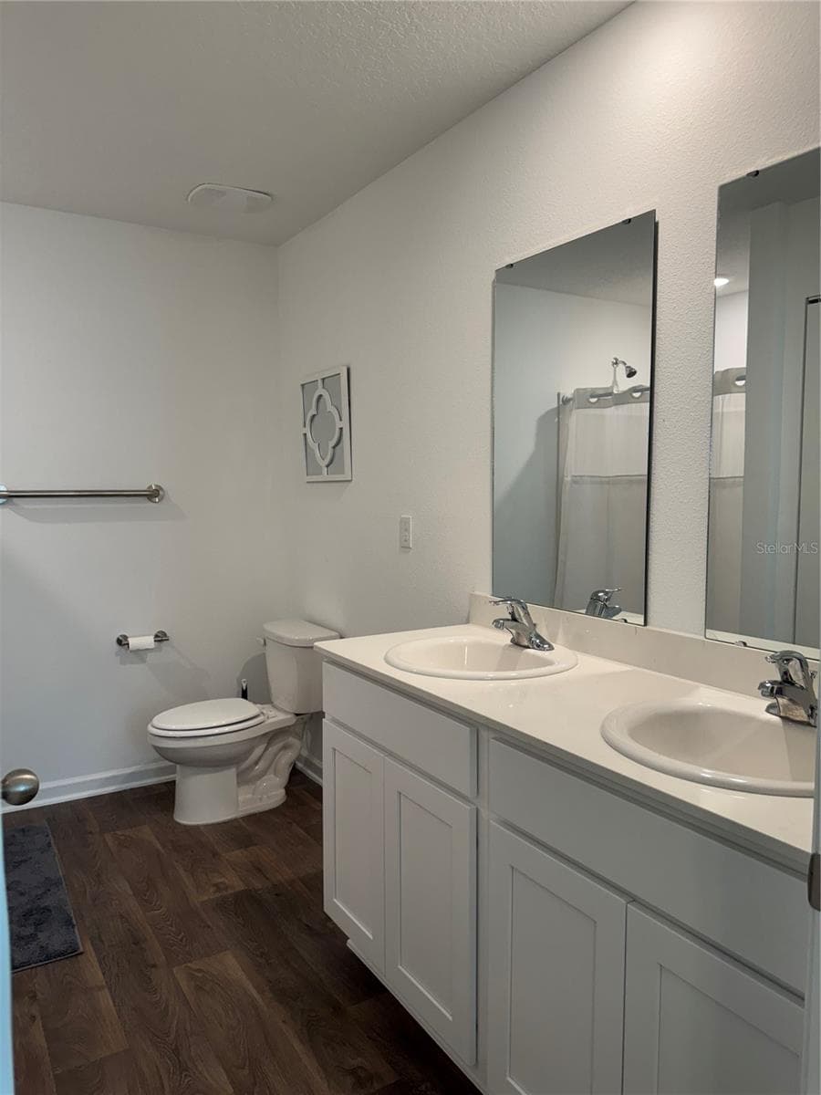 En suite bathroom with dual sinks, shower and linen closet - 203 CHESTERWOOD RD, ST AUGUSTINE