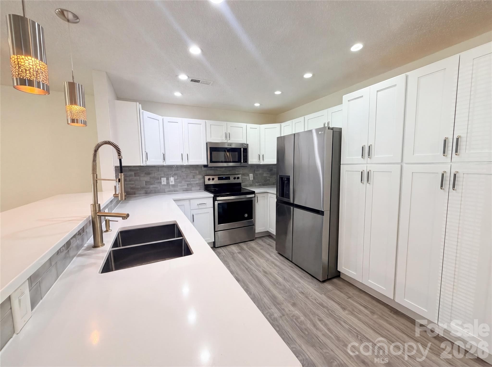 Single Family Residence at 6032 Briggs Drive, Charlotte, photo 2 of 17