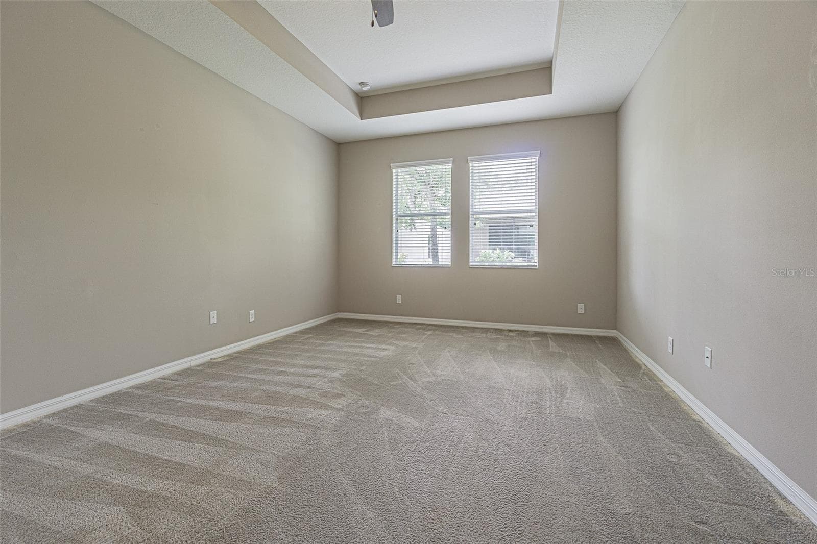 Large Primary bedroom with a great ensuite and tray ceiling. - 9936 GAP WEDGE DR, SAN ANTONIO
