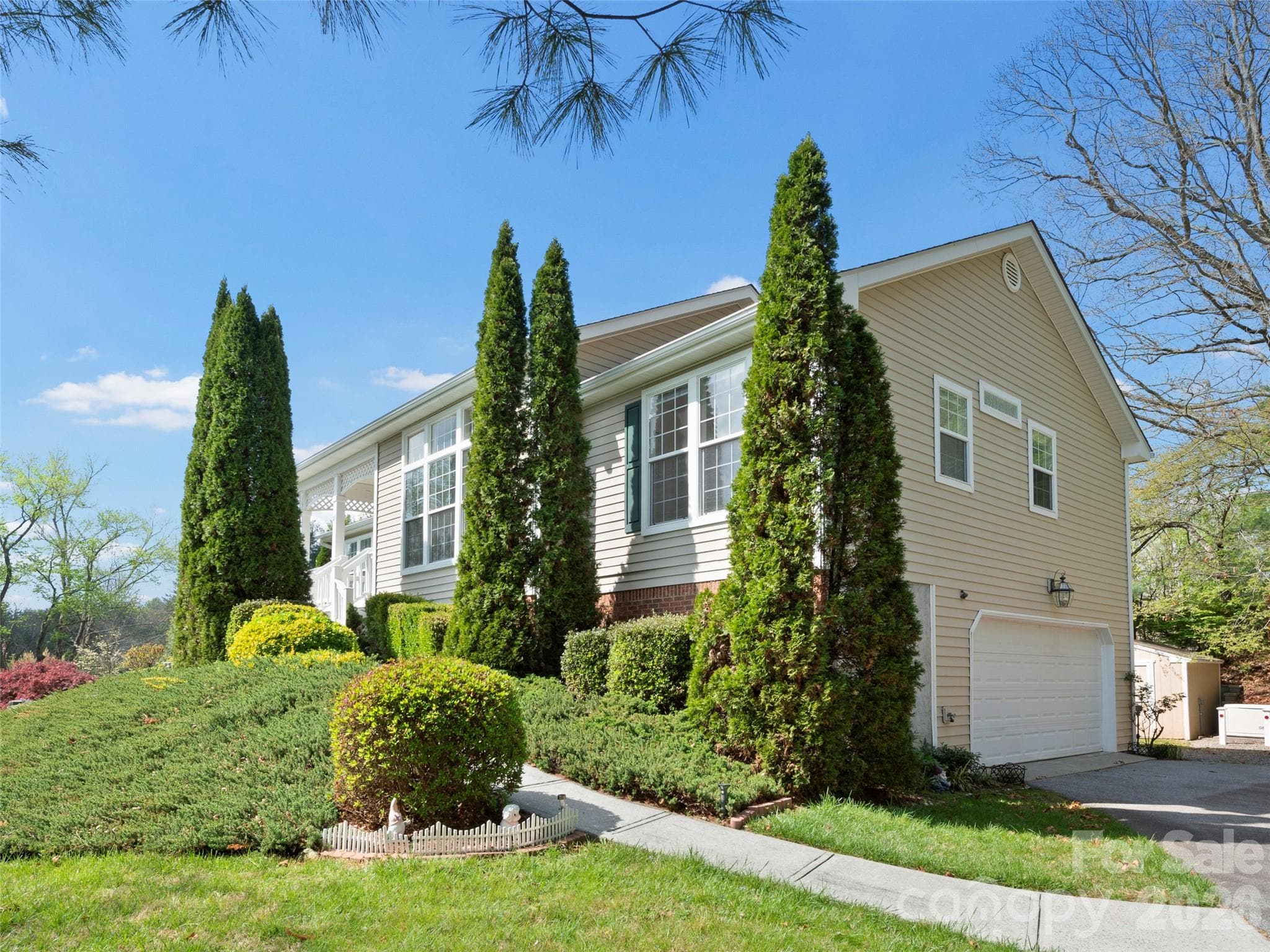 Mature Landscaping - 21 Old Applewood Lane, Hendersonville