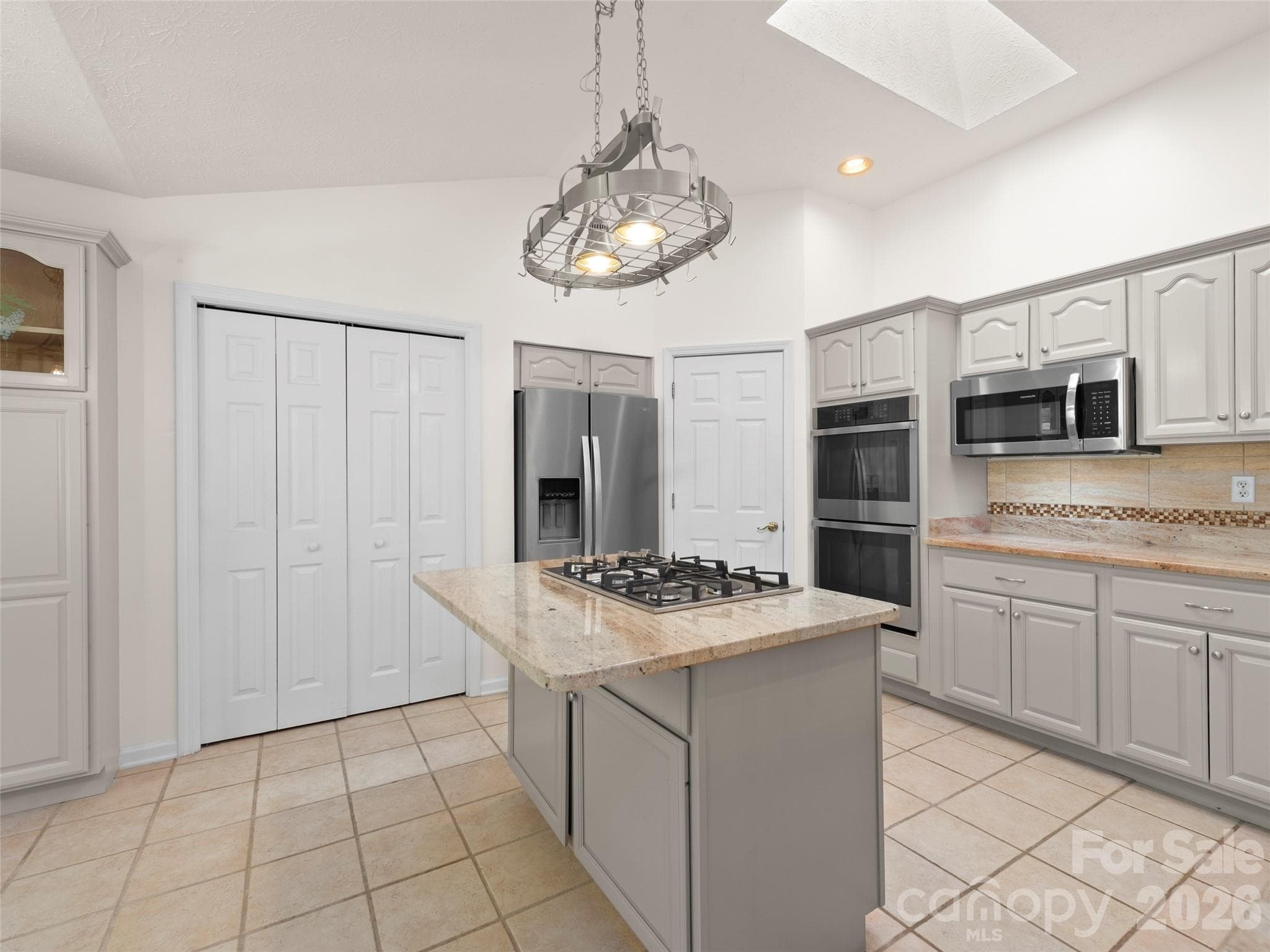Spacious Kitchen with lovely updated granite countertops - 21 Old Applewood Lane, Hendersonville
