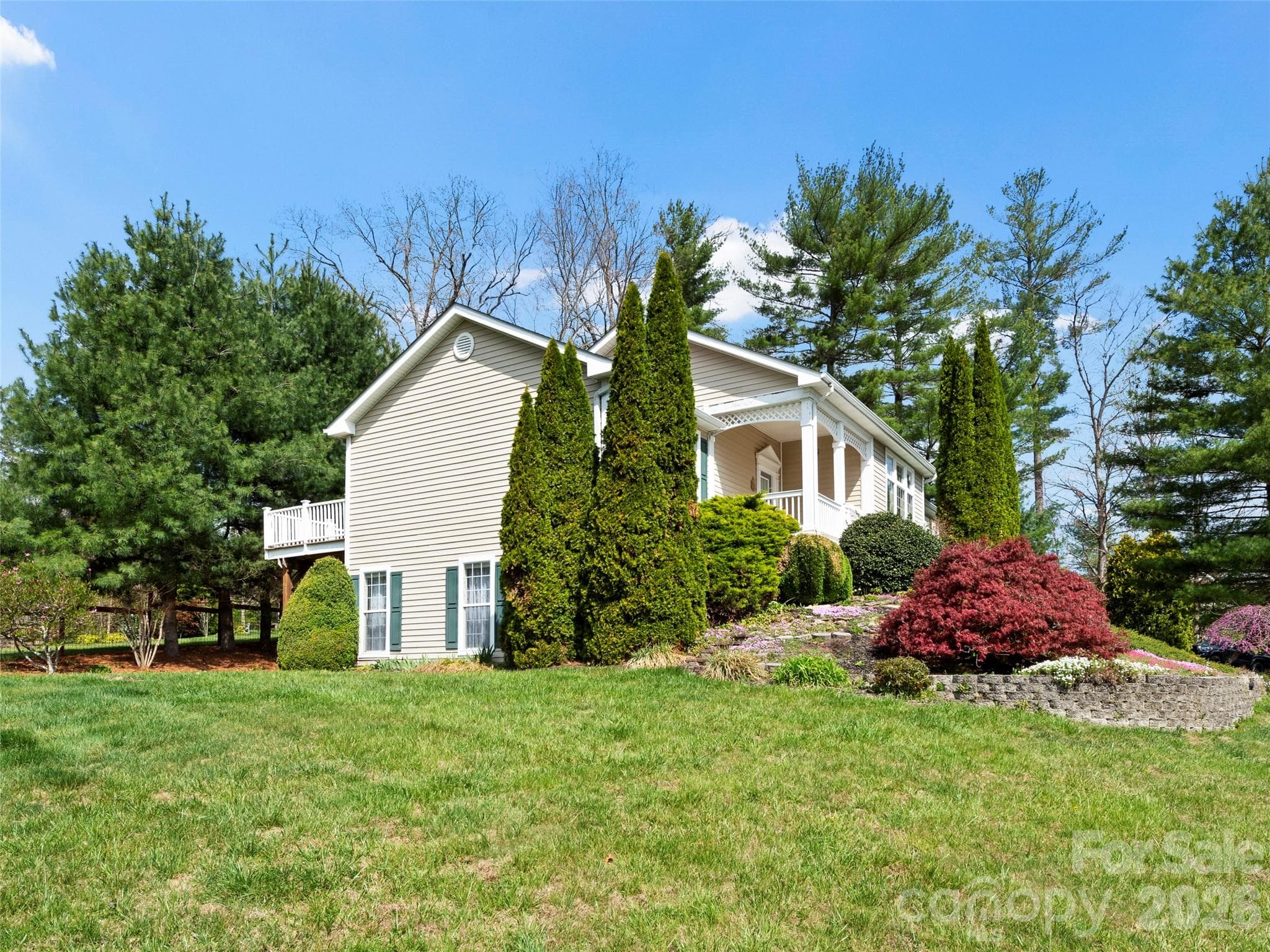 Lovely side yard provides gardening opportunities - 21 Old Applewood Lane, Hendersonville