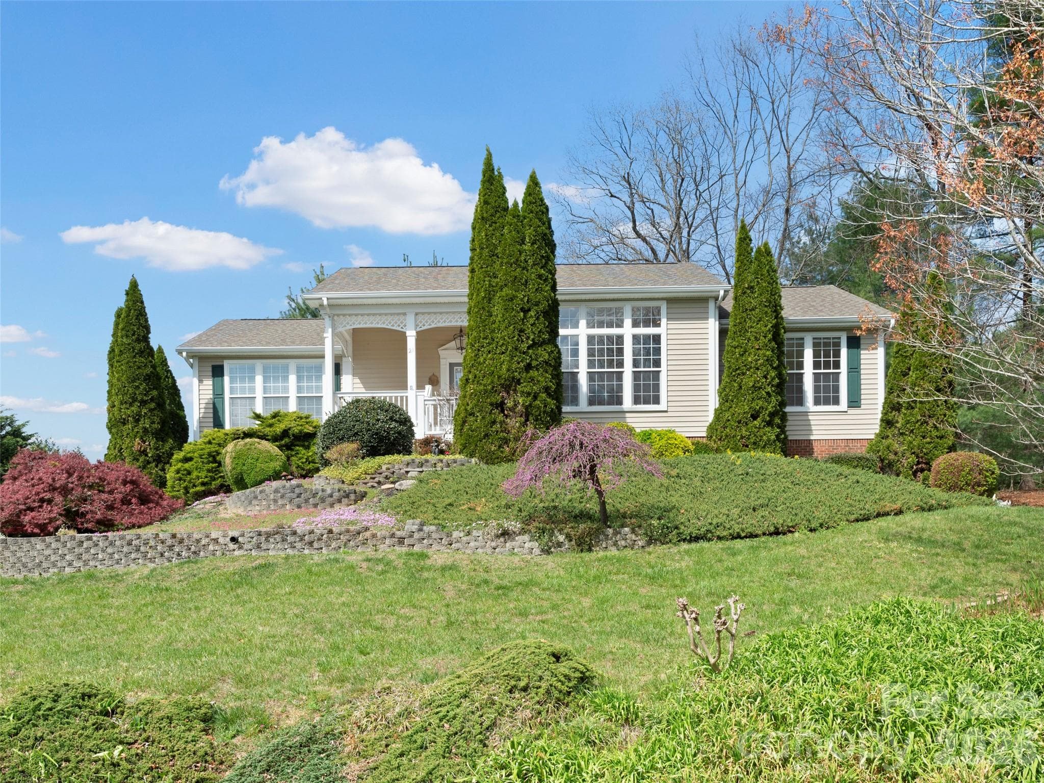 Lovely Curb Appeal - 21 Old Applewood Lane, Hendersonville
