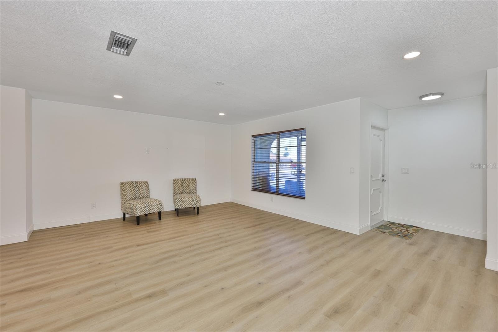 Large living room with plenty of ways to decorate - 325 GREEN MANOR DR, SUN CITY CENTER