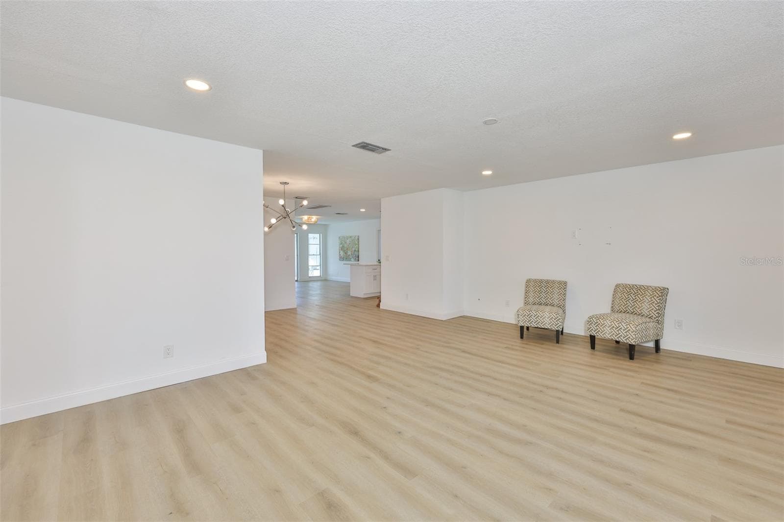 Large living room with plenty of ways to decorate! - 325 GREEN MANOR DR, SUN CITY CENTER