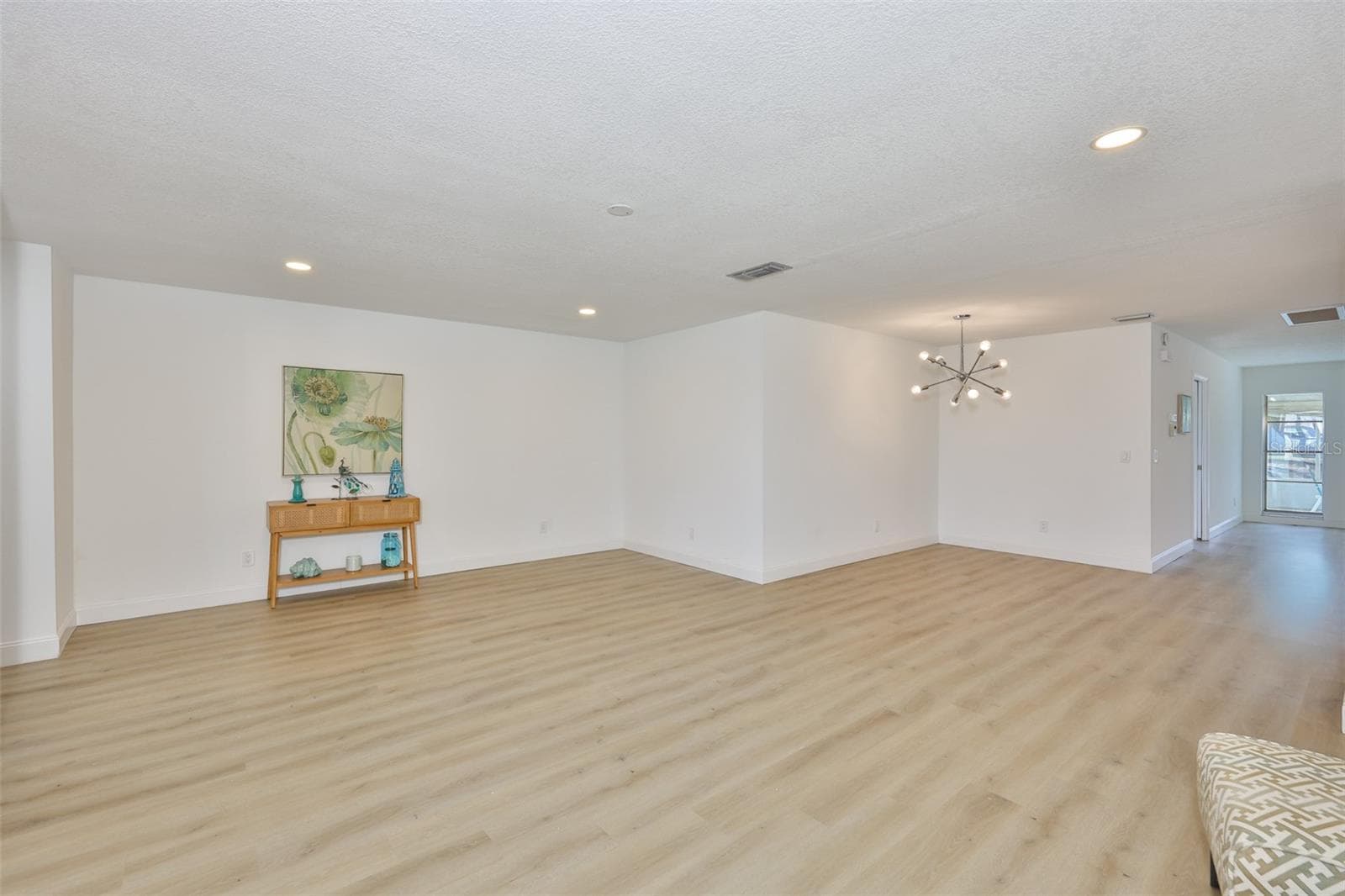 Large living room with plenty of ways to decorate! - 325 GREEN MANOR DR, SUN CITY CENTER