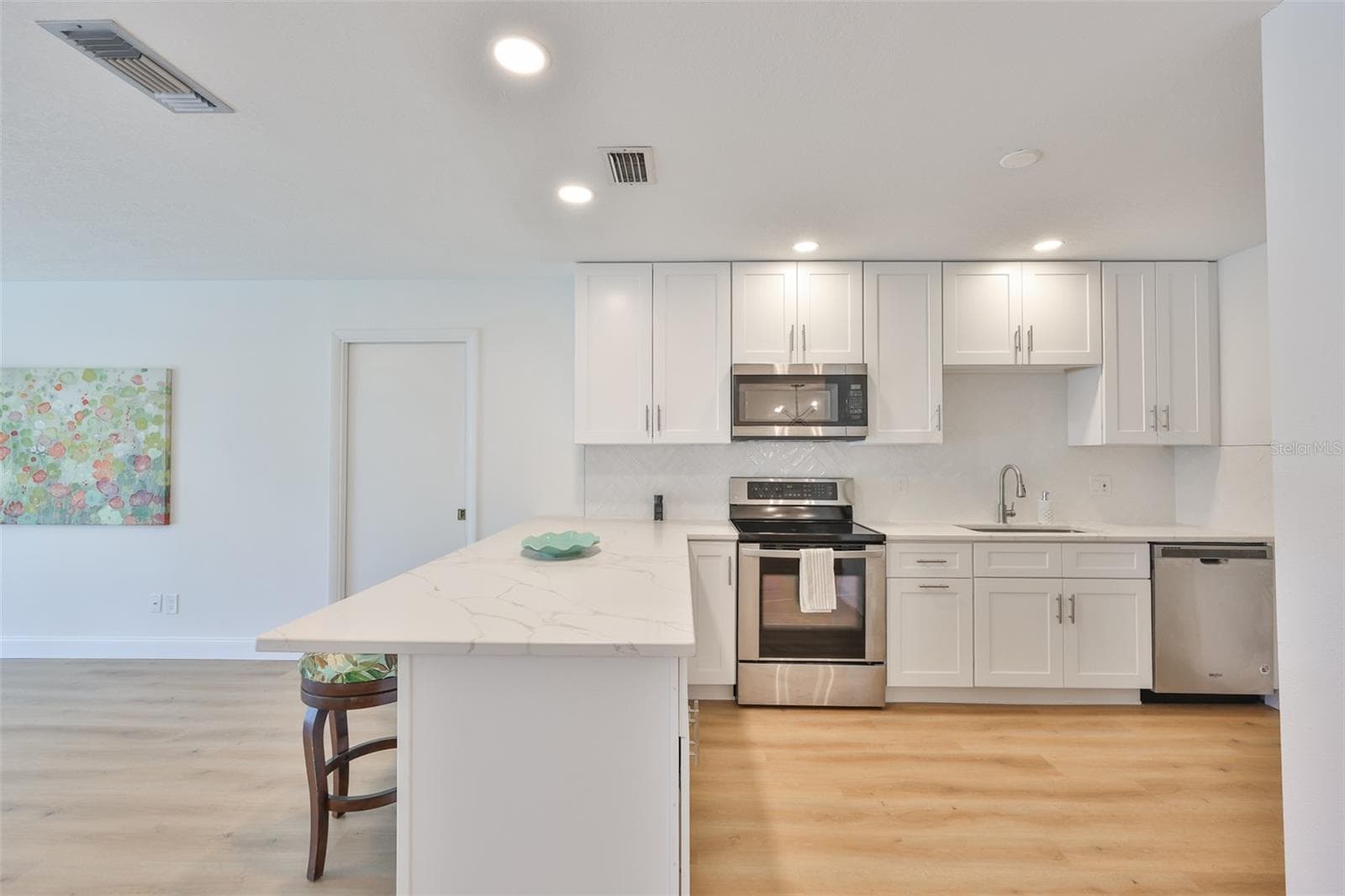 Gorgeous remodeled kitchen - 325 GREEN MANOR DR, SUN CITY CENTER