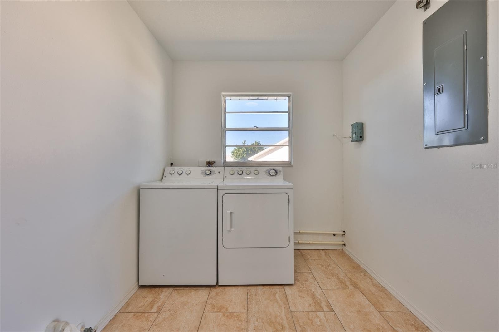 Large laundry room - 325 GREEN MANOR DR, SUN CITY CENTER