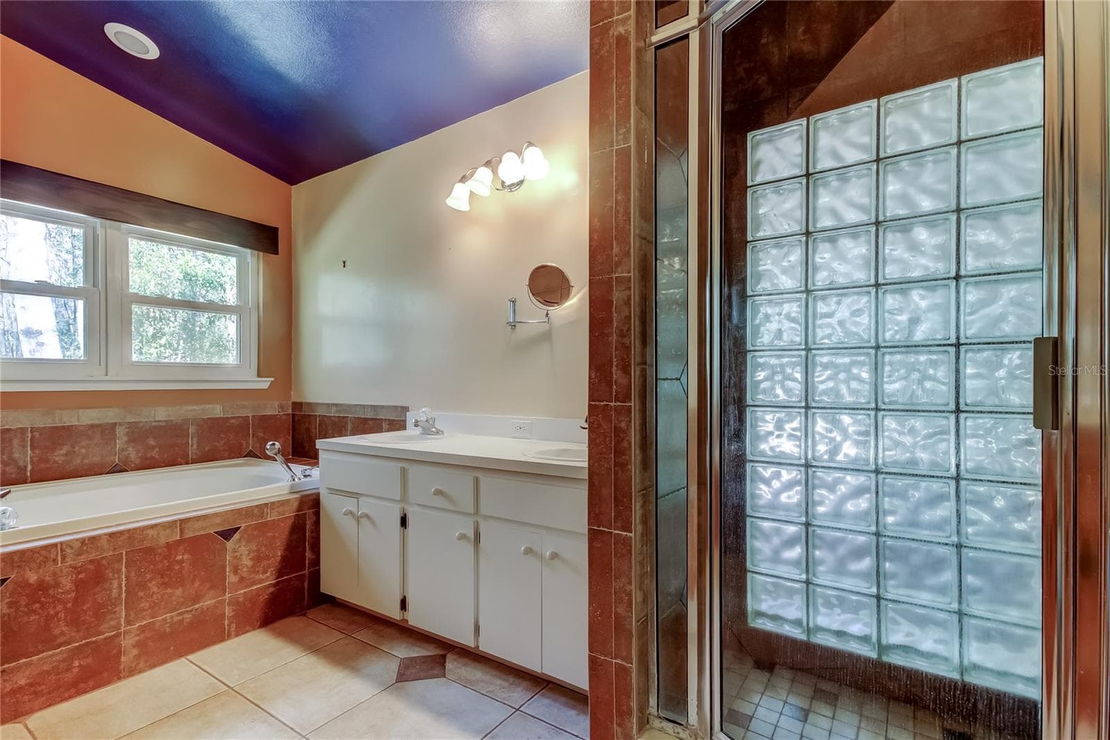 Primary Bath with soaking tub and double sinks - 1795 BAYHILL DR, OLDSMAR