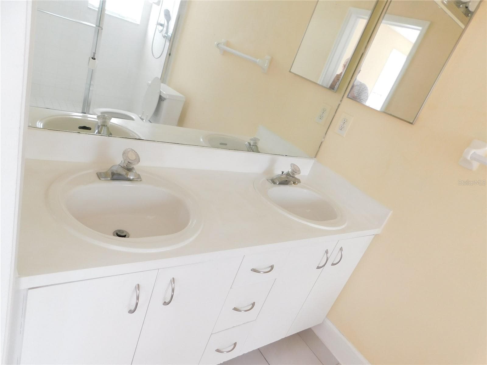 Dual sinks in en-suite bath 2nd floor - 1720 ARABIAN LN, PALM HARBOR
