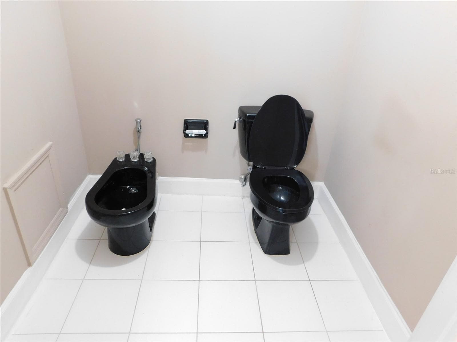 Primary water closet with bidet and toilet - 1720 ARABIAN LN, PALM HARBOR