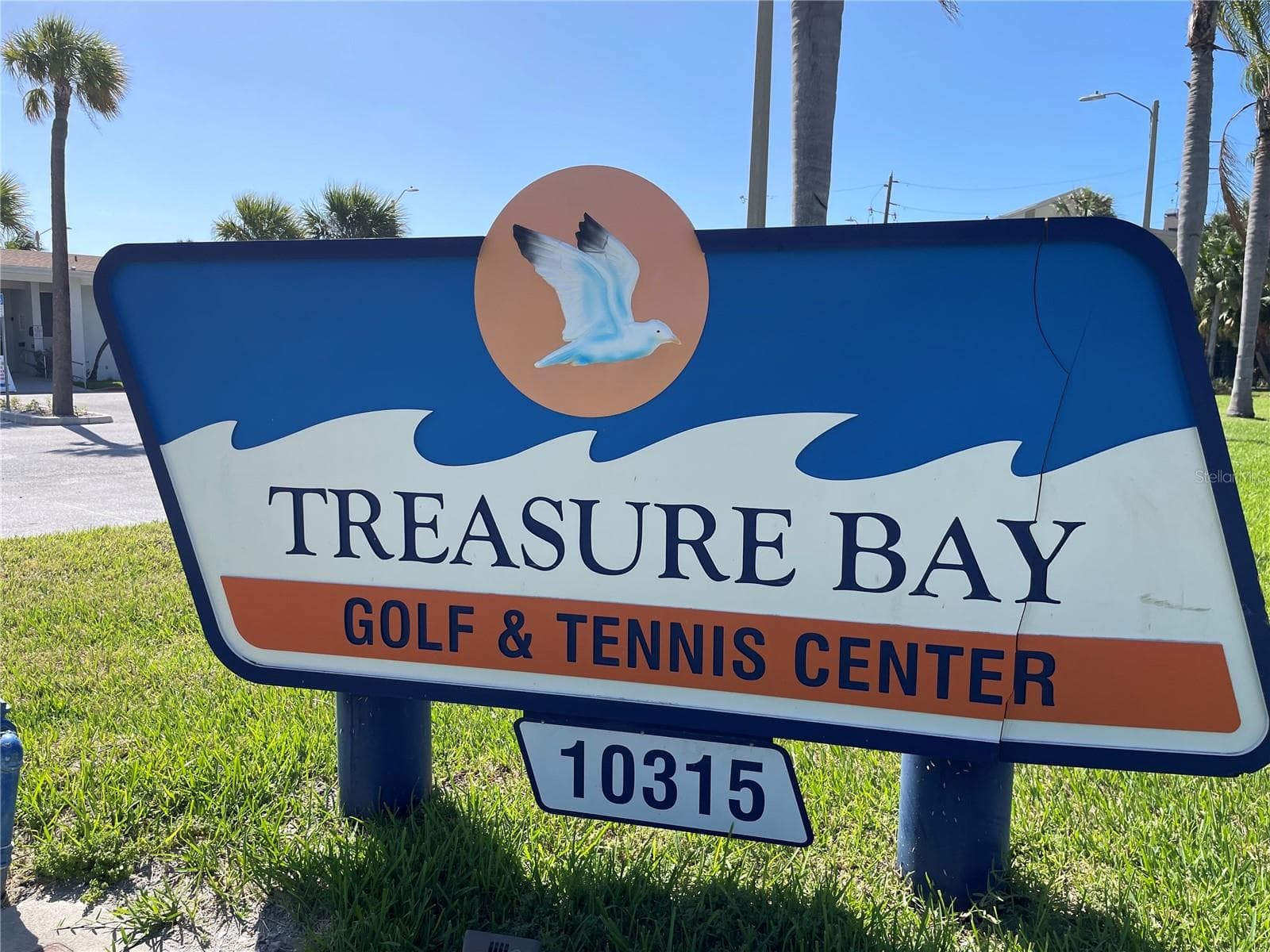 Treasure Bay Golf and Tennis Center is located close by near the entrance to Paradise Island. (Note: golf is currently unavailable while The City of Treasure Island considers redesigning the course or replacing it with other recreational activities.) - 4 BELLEVUE DR, TREASURE ISLAND
