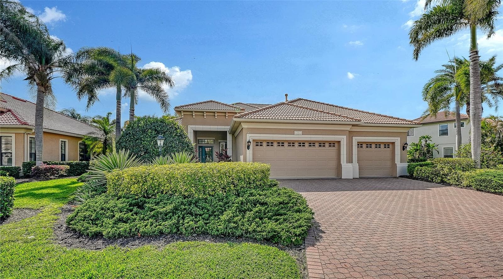 Single Family Residence at 13911 SIENA LOOP, LAKEWOOD RANCH, photo 3 of 100