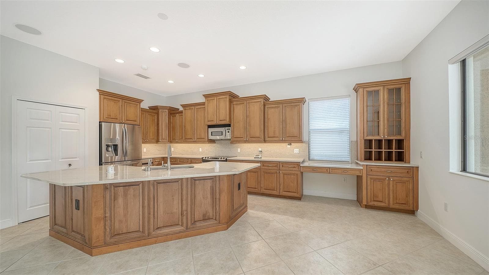 Single Family Residence at 13911 SIENA LOOP, LAKEWOOD RANCH, photo 19 of 100
