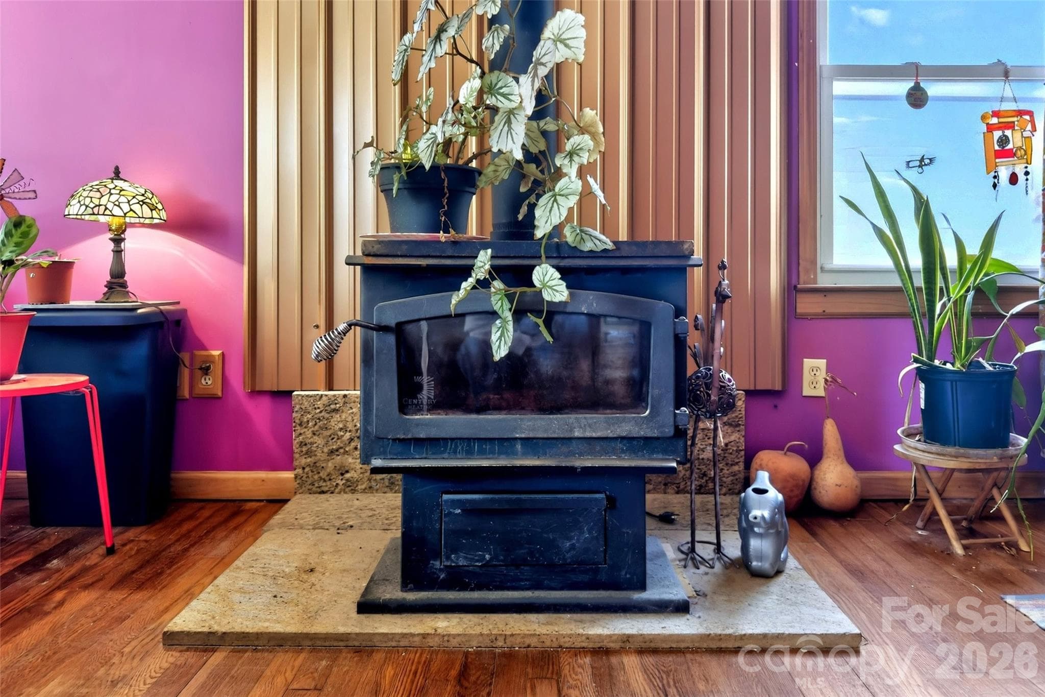 Cozy wood sove. - Old Fort