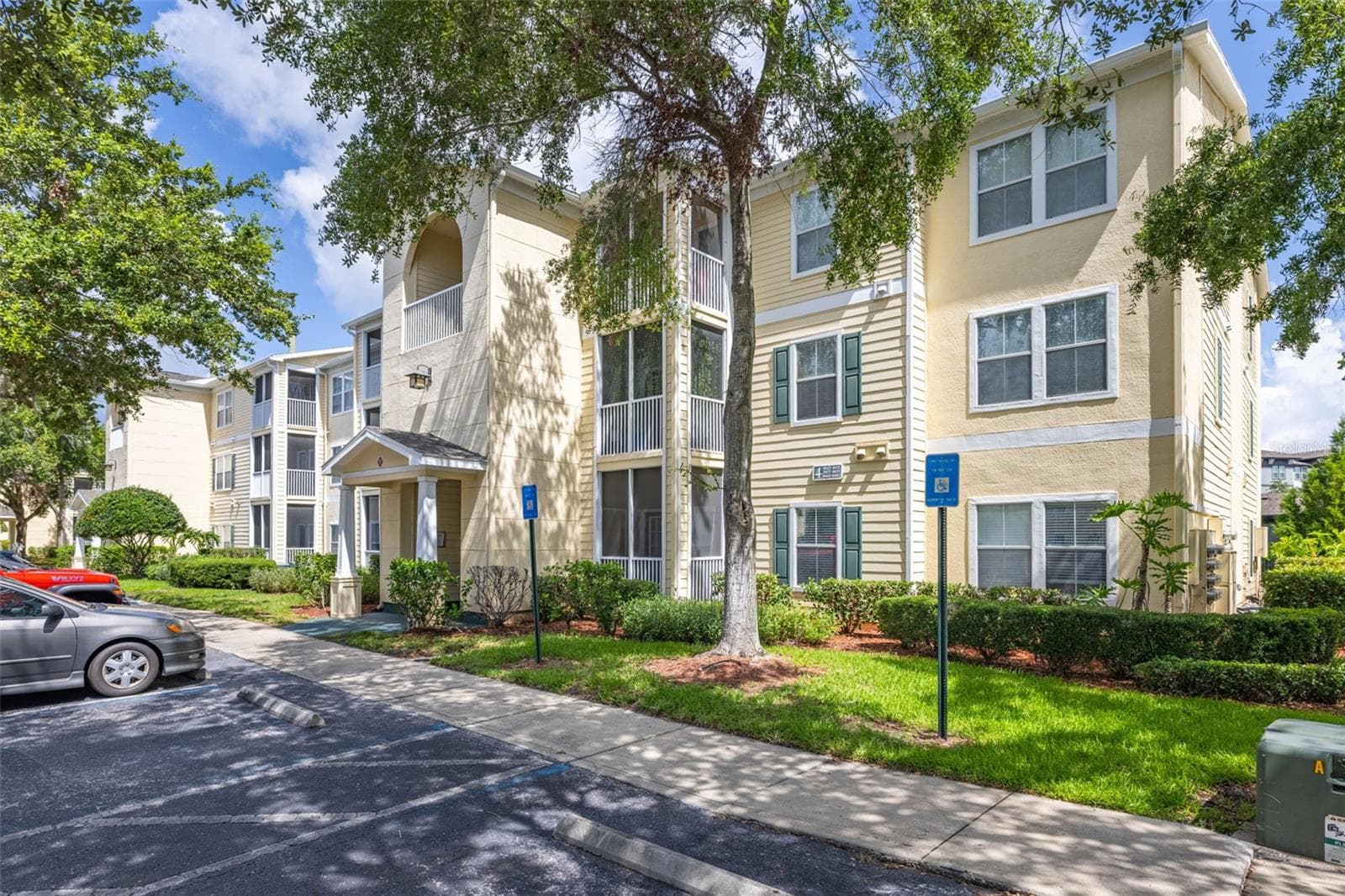 Front - 18439 BRIDLE CLUB DR, TAMPA
