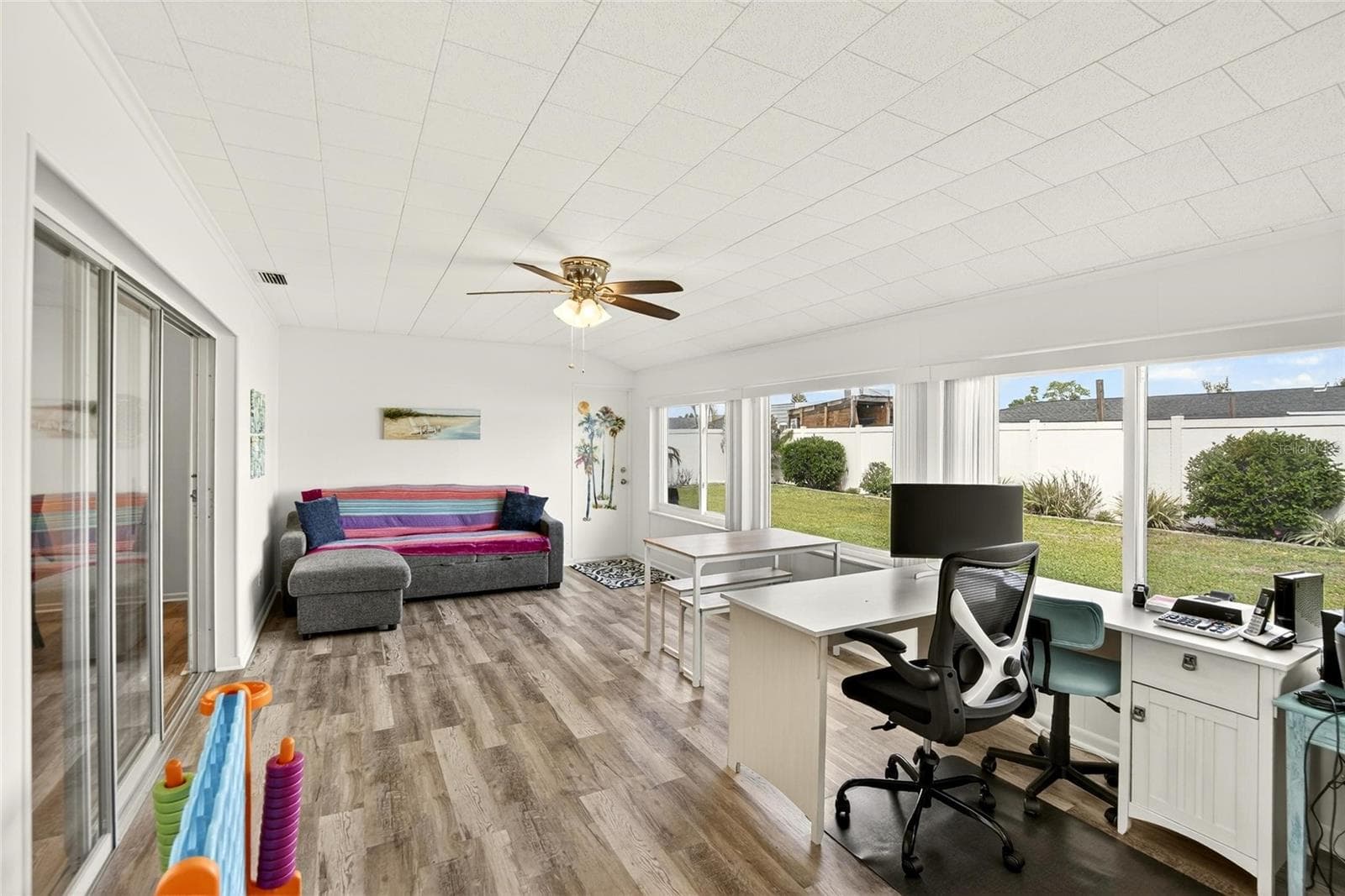 The Florida Room with large windows and sliding glass doors that allow the space to be bright and cheerful - 809 OAKMONT AVE, SUN CITY CENTER